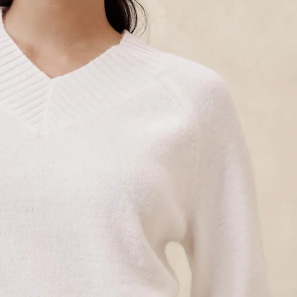 NWT Banana Republic Cozy Alpaca V Neck Sweater in White size Small - Picture 3 of 14